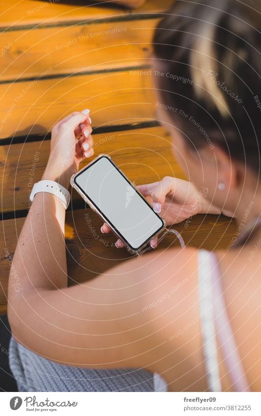 Mockup einer Frau, die ihr Smartphone auf einem Holztisch benutzt Attrappe Textfreiraum blanko Mobile Telefon benutzend Straße Karten Ressource Medien Menschen