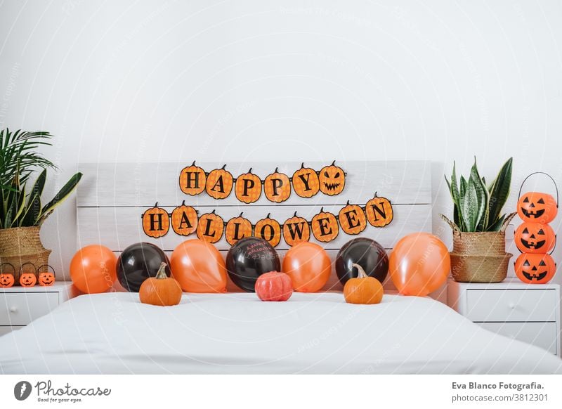 Schlafzimmer Halloween-Dekoration mit Kürbissen, Luftballons und Girlande, niemand. halloween concept Dekoration & Verzierung heimwärts Feiertag orange Ballons