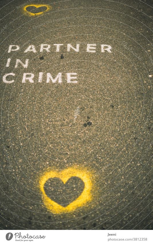 Ein Weg mit Straßenmalerei mit den Worten "PARTNER IN CRIME" Liebe Kreide Komplize Asphalt Strassenmalerei malen Kreativität Kunst Straßenkunst Schriftzeichen
