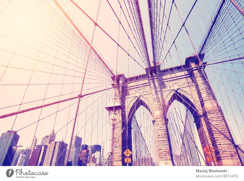 Vintage getöntes Bild der Brooklyn Bridge, New York City, USA. neu altehrwürdig Brücke Großstadt New York State Wahrzeichen Manhattan gefiltert retro