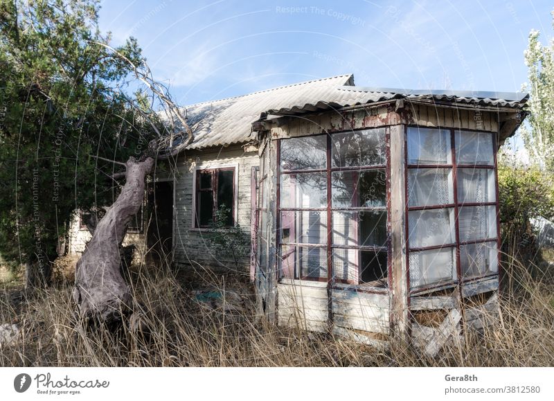 altes verlassenes hölzernes Dorfhaus in der Ukraine Verlassen verlassenes Haus Architektur Herbst blau Gebäude Konflikt Konstruktion Landhaus Krise Tag