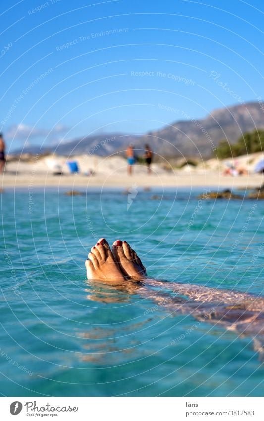 Elafonisi Beach Strand Meer Ferien & Urlaub & Reisen Kreta Mensch Beine Elafonissi Küste Farbfoto Tourismus Erholung Insel treiben lassen Mittelmeer