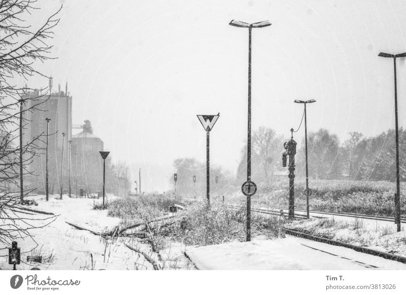 Winter in Brandenburg Station Außenaufnahme Menschenleer Landschaft Tag kalt Schnee Schienenverkehr Frost weiß Gleise Bahnhof Eisenbahn Verkehr Verkehrswege