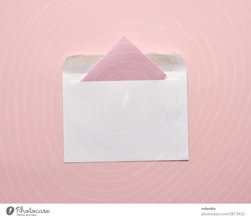 weißer Umschlag auf rosa Hintergrund leer Kuvert Information Einladung Brief Post Nachricht Hinweis offen Page Papier Postkarte Schreibwarenhandlung Atelier