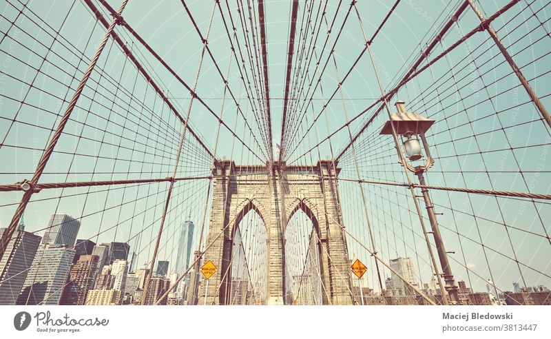 Retro-getontes Bild der Brooklyn Bridge, New York City, USA. Großstadt neu altehrwürdig retro Brücke New York State Wahrzeichen Manhattan gefiltert Architektur