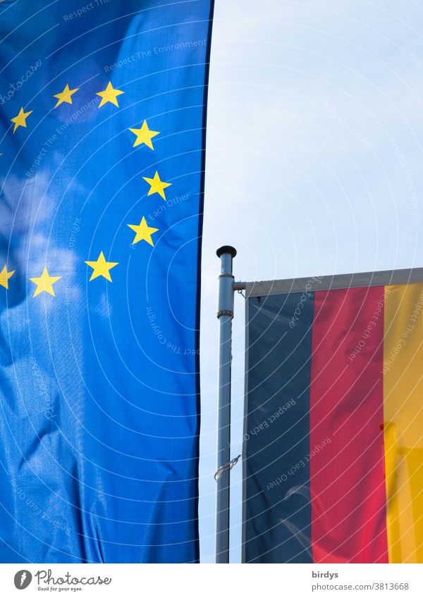Europafahne im Vordergrund und Deutschlandfahne im Hintergrund EU Europaflagge Europäische Union Fahnen und Flaggen BRD Mitgliedsstaat Politik & Staat