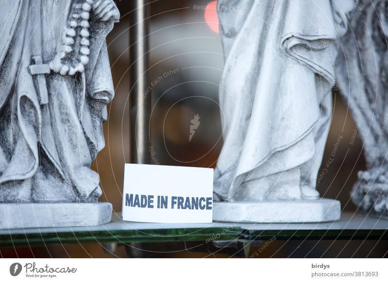 Made in France, Schild in einem Schaufenster mit christlichen Heiligenfiguren Frankreich Schrift Christentum Kreuz Glaube Christliches Kreuz Religion & Glaube