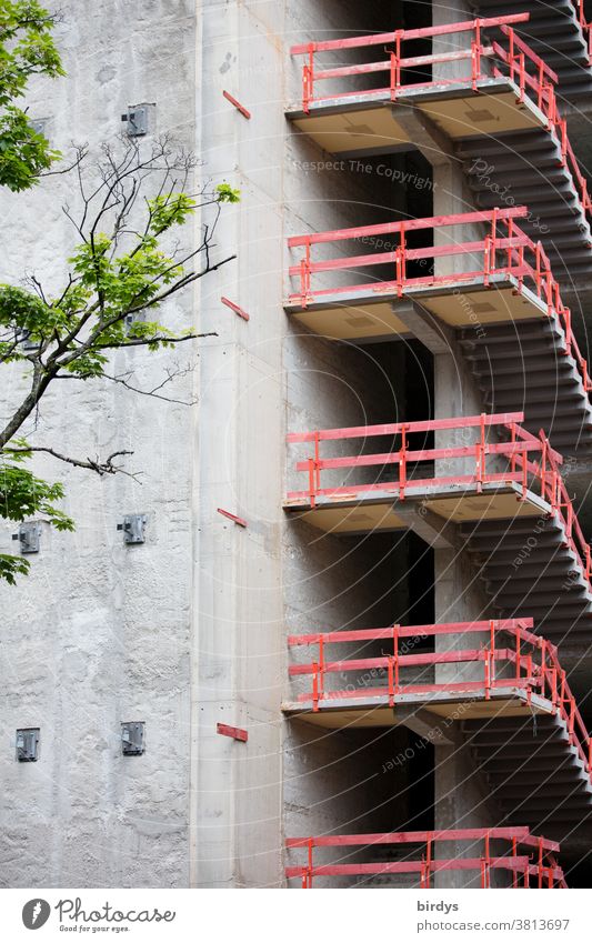 Rohbau, provisorische Treppengeländer, Brüstung am Treppenaufgang eines im Bau befindlichen Hochhauses Hausbau rot authentisch Sicherheit Absturzsicherung