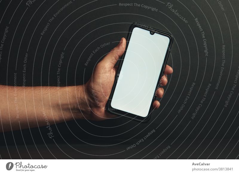 Junge Hand, die ein Telefon mit weißem Bildschirm hält Business Computer Frau Lifestyle sozial Smartphone Halt Technik & Technologie Tablette Nahaufnahme