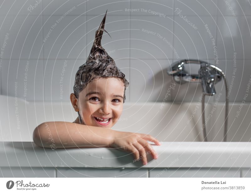 Lächelndes Kind in der Badewanne bezaubernd schön Körper Pflege Kaukasier Kindheit Sauberkeit niedlich Gesicht schäumen Spaß Behaarung Glück Hygiene Säugling