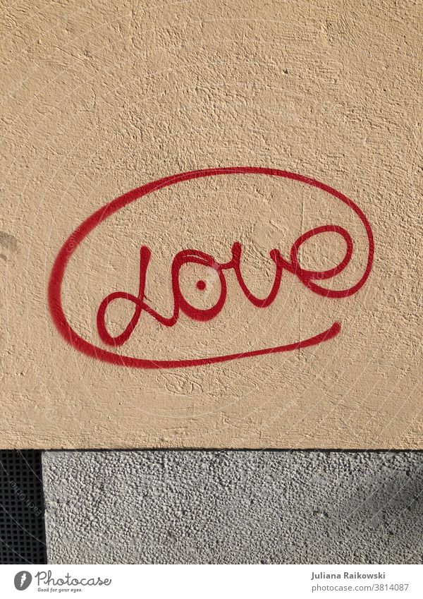 Graffiti „Love“ Liebe Wand Mauer Schriftzeichen Außenaufnahme Farbfoto Menschenleer Tag Fassade Zeichen Gefühle Verliebtheit Romantik Frühlingsgefühle rot Stadt