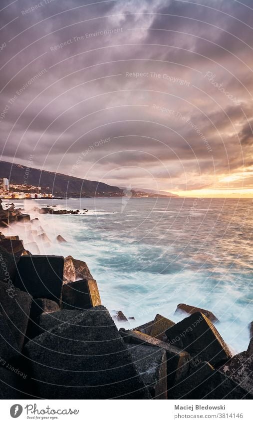 Malerischer Sonnenuntergang mit gegen Felsen schlagenden Wellen, Teneriffa, Spanien. Kanarische Inseln Puerto de la Cruz winken Meer MEER Natur Strand reisen