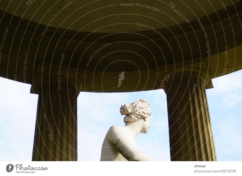 Etwas verlegen blickt die römische Göttin der Liebe und Schönheit im Venustempel in die Ferne. Statue abgewandt Tempel Teilansicht Denkmal Kunst