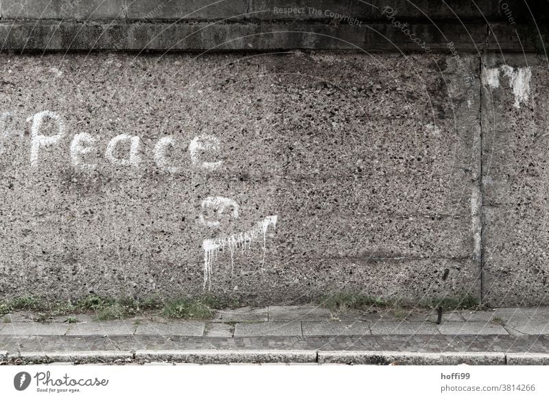 'Peace' -Schriftzug auf grober rauen Betonwand Wort Schmiererei Zeichen Buchstaben Schriftzeichen Sprayerei sprayen sprayer Mauer handschriftlich typografisch