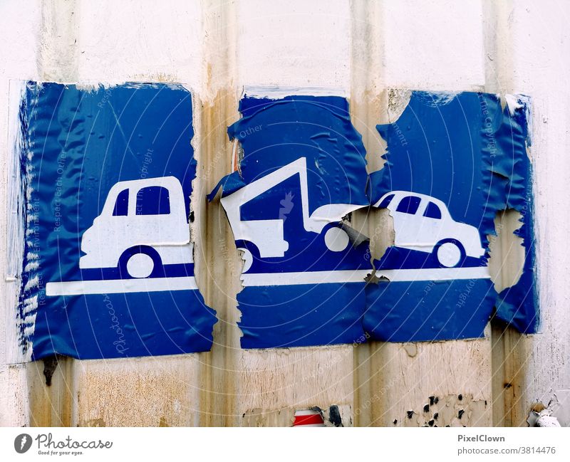 Parkverbotsschild im kaputten Zustand Schilder & Markierungen Außenaufnahme Halteverbot Verkehrsschild Verkehrszeichen Menschenleer Warnschild Mauer blau