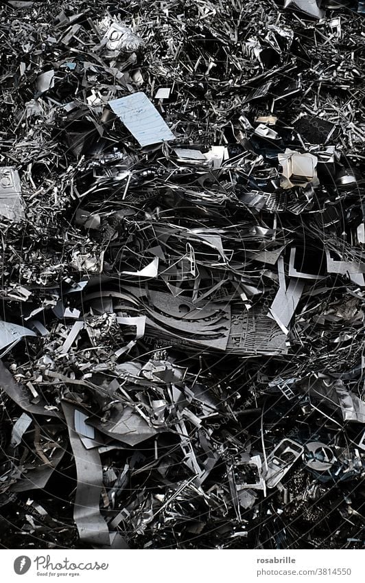 was vom Konsum übrig bleibt: Metallschrott | Konsumterror Schrott Müll Abfall Schrotthalde Müllhalde Rohstoffe Wertstoffe Verwertung Müllverwertung Ressourcen