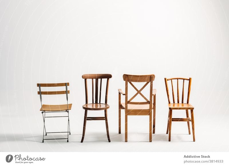 Vier klassische Holzstühle vor weißem Hintergrund Stuhl Möbel Sitz hölzern altmodisch Klassik Hipster sehr wenige Einfachheit Textfreiraum Objekte Fehlen