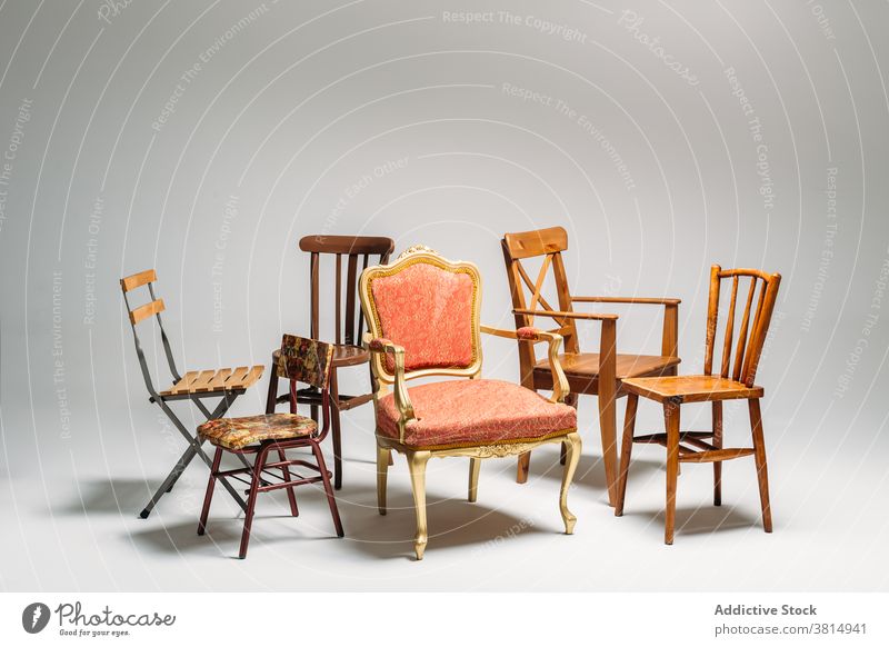 Studioaufnahme von klassischen gemischten Stühlen auf neutralem Hintergrund Stuhl Möbel Haufen unordentlich Unordnung Sitz hölzern altmodisch Klassik Hipster