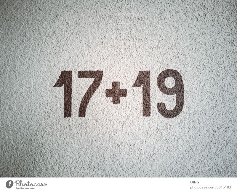 Rechenaufgabe 17 plus 19 - Hausnummern, dargestellt als Rechenaufgabe 17 + 19 an einer Hauswand. Mathematik Nummer Zahl Ziffer Wand Putzwand Oberfläche