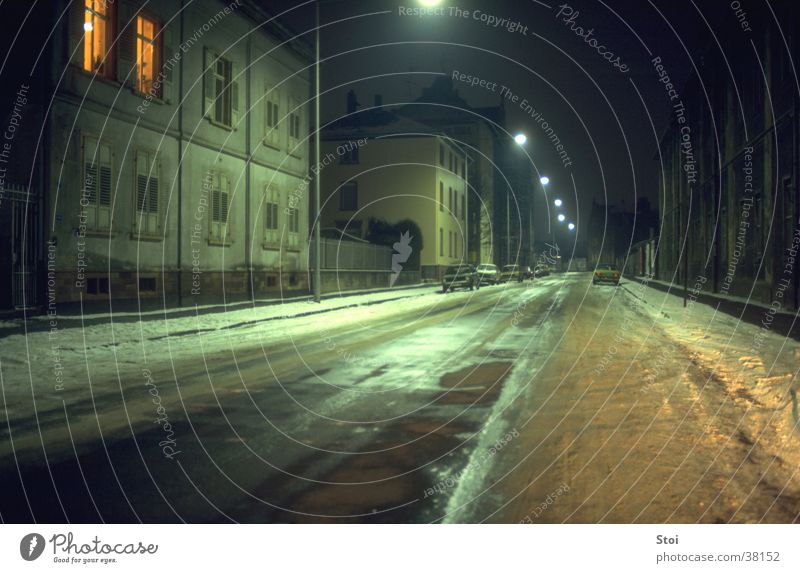 Winternacht Nacht kalt Schnee Straßenbeleuchtung leer Einsamkeit Architektur Stadt
