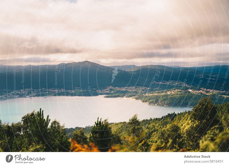 Szenerie des Sees in bergigem Gelände Berge u. Gebirge Sonnenuntergang Landschaft Teich Natur wolkig Windstille Sonnenlicht Abend idyllisch Wasser Hügel