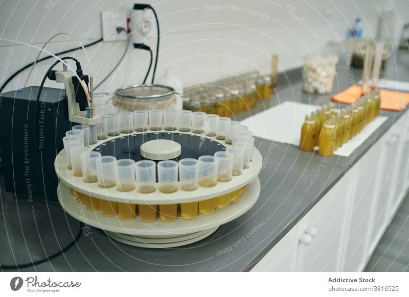 Sammlung von Röhrchen mit chemischer Flüssigkeit im Labor Tube Probe Chemikalie verschiedene Tisch liquide Chemie Kunststoff Container Prüfung Wissenschaft