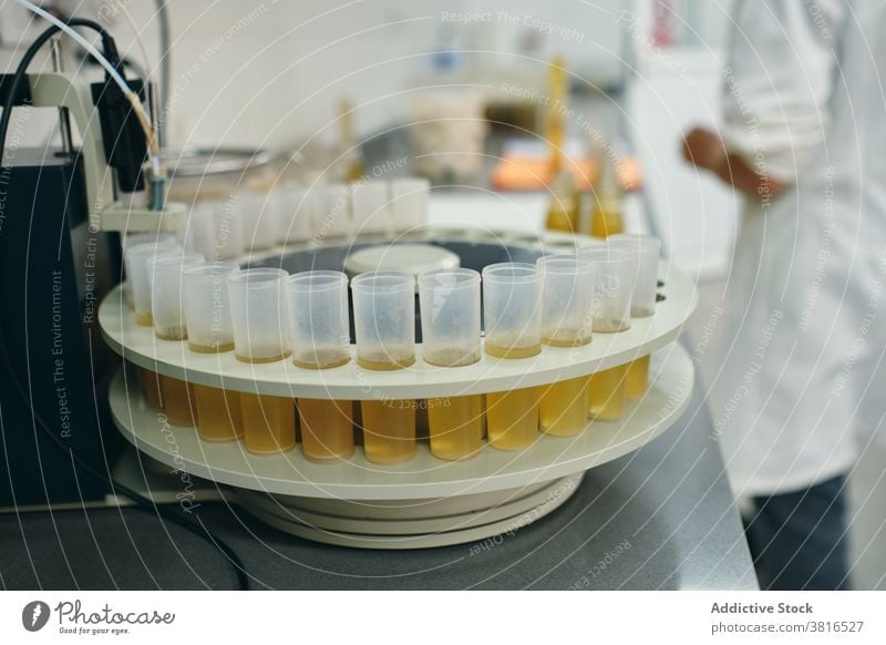 Entnahme von Röhrchen mit Proben von Flüssigkeiten Tube wissenschaftlich Labor Flasche Ampulle forschen Experiment Chemie liquide Chemikalie Gerät modern Tisch