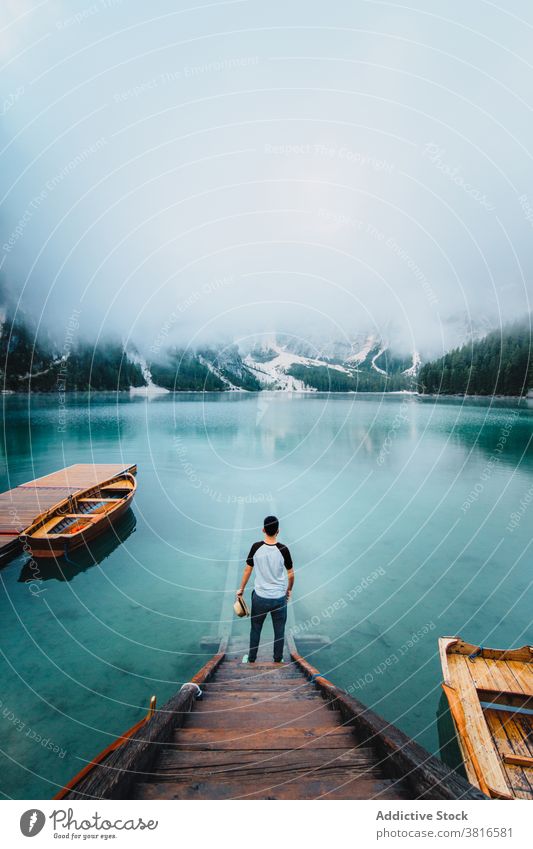 Reisender Mann auf Holzsteg in der Nähe von See türkis Berge u. Gebirge reisen Abenteuer Fernweh Landschaft Wasser Pier männlich erstaunlich hölzern Kai Urlaub