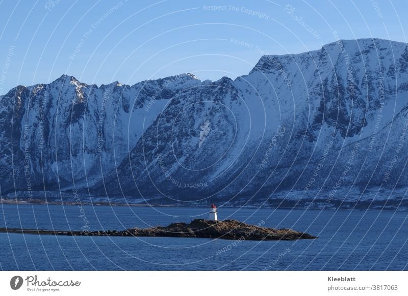 Norwegen - Leuchtturm auf einer kleinen Insel Fjord Gebirge Schnee Wasser Himmel Skandinavien Ferien & Urlaub & Reisen Außenaufnahme Erholung Farbfoto Idylle