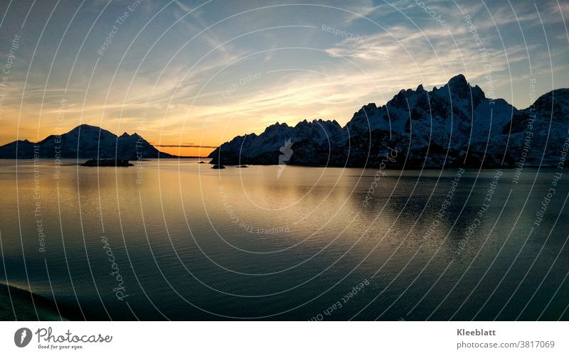 Norwegen - mit dem Schiff - südgehend bei traumhaftem Sonnenuntergang am Trollfjord, an den Lofoten vorbei Ferien & Urlaub & Reisen Insel Landschaft Natur Meer