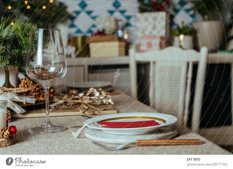 Gemütliche weihnachtliche Tischdekoration, mit Kiefernzweigen rustikale Tischdecke im Wohnzimmer des Hauses. Europäischer Stil mit Weihnachtsbeleuchtung.