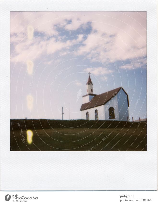 Polaroid einer isländischen Kirche Island Einsamkeit Gebäude Außenaufnahme Menschenleer Farbfoto Dach Fenster Stimmung Fassade Wand blau Himmel Wiese Kirchturm
