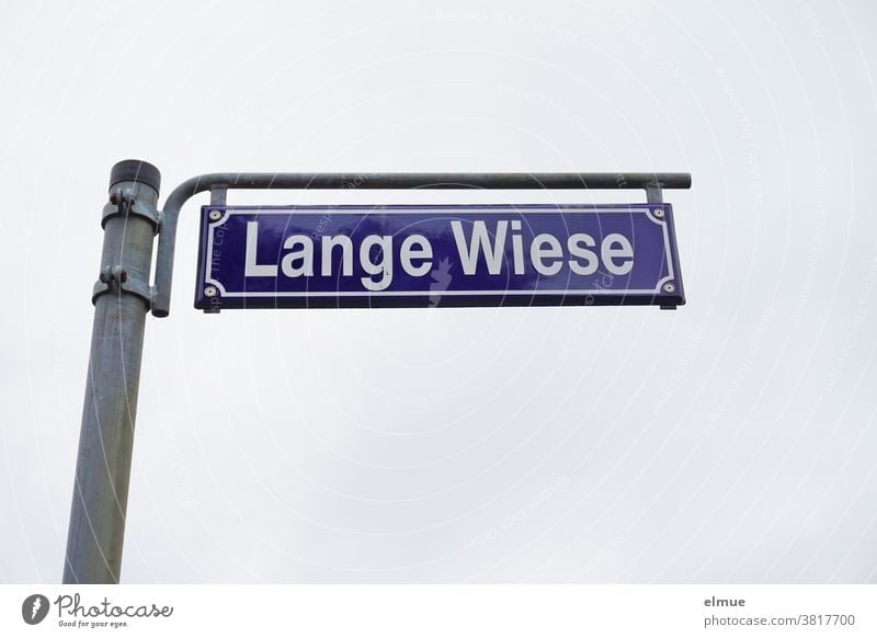 freistehendes Straßenschild Lange Wiese - ein lizenzfreies Stock Foto von  Photocase