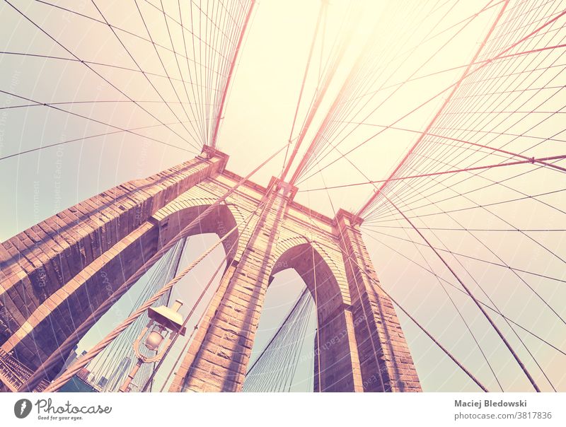 Farbig getöntes Fischaugenobjektivbild der Brooklyn Bridge, New York, USA. New York State Großstadt retro Sonne reisen amerika urban Wahrzeichen Architektur