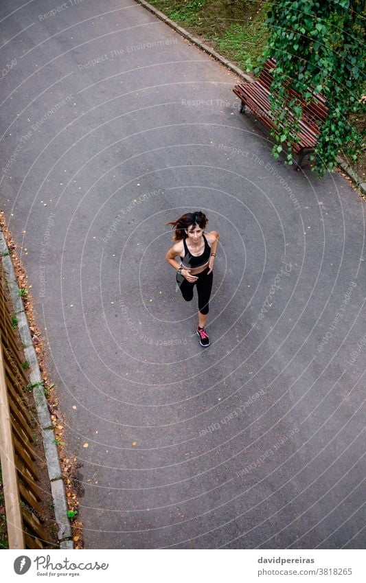 Luftaufnahme der Läuferin Frau rennen Asphalt Stadtpark genießend Overhead durchhalten heiter Sport Draufsicht Athlet schlanke Fitness Gesundheit Übung jung