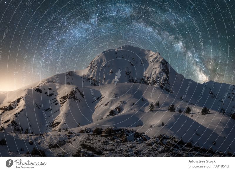 Verschneite Pyrenäen unter hellem Sternenhimmel am Abend Himmel sternenklar Natur Schnee Hochland Milchstrasse Atmosphäre Astronomie Winter Dämmerung rau Kamm