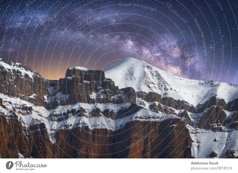 Verschneite Pyrenäen unter hellem Sternenhimmel am Abend Himmel sternenklar Natur Schnee Hochland Milchstrasse Atmosphäre Astronomie Winter Dämmerung rau Kamm