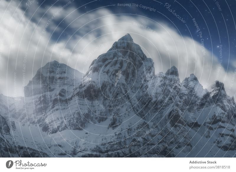 Verschneite Pyrenäen unter hellem Sternenhimmel am Abend Himmel sternenklar Natur Schnee Hochland Atmosphäre Astronomie Winter Dämmerung rau Kamm malerisch