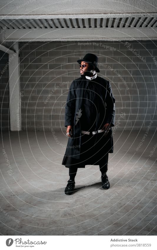 Schwarzer Mann in stilvollem Outfit in der Garage Stil schwarz brutal selbstbewusst Rapper rund Sonnenbrille männlich ethnisch Afroamerikaner unterirdisch Farbe