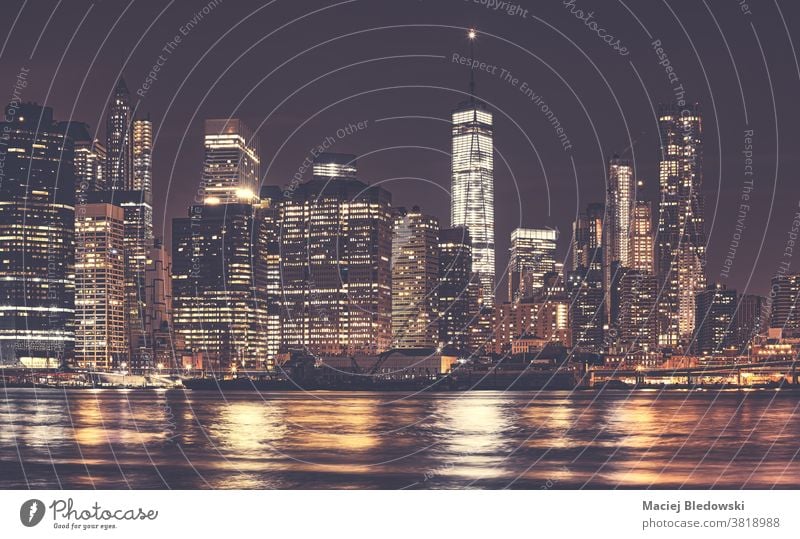 Die nächtliche Skyline von New York City Manhattan in der Innenstadt, USA. neu Nacht Großstadt Panorama Gebäude Wolkenkratzer nyc gefiltert Einfluss getönt