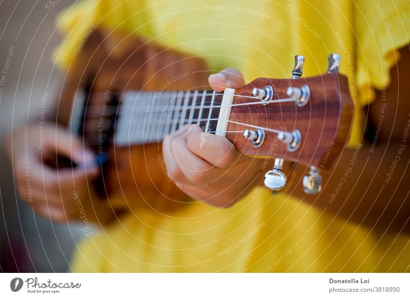 Nahaufnahme eines Mädchens mit Ukulele Künstler Differential-Fokus Finger Hände Instrument Lifestyle Melodie Musik Musical Musiker im Freien Person spielen