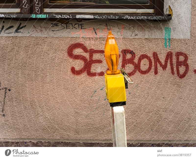 SEXBOMB Graffiti Hauswand Sexbomb Fenster Mauer Baustelle Lampe Fassade Gebäude Außenaufnahme Farbfoto trist Sexshop