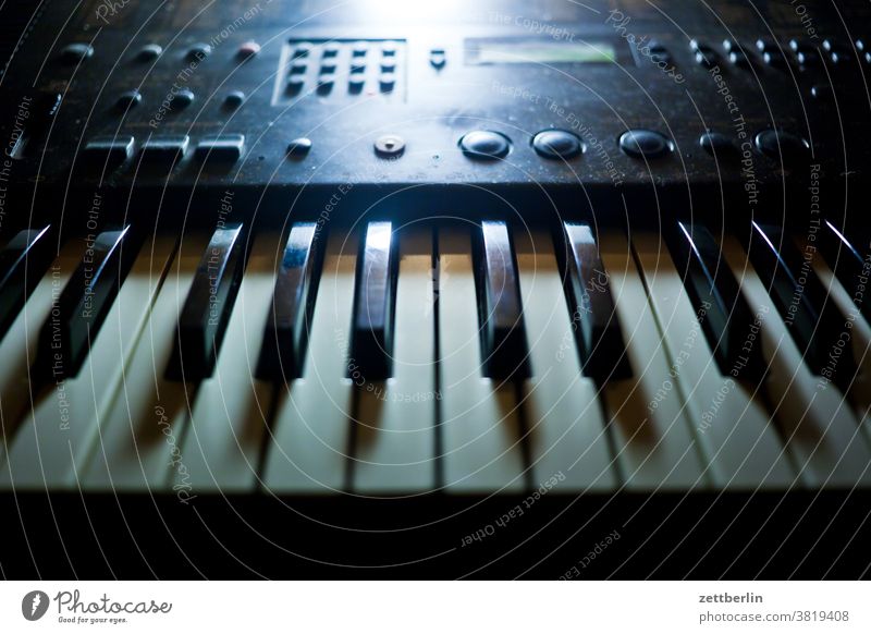 Altes Keyboard keyboard tasteninstrument klavier tastatur musik musikinstrument studio konzert knopf regler register ton halbton klaviatur e-piano technics