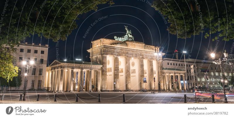Brandenburger Tor bei Nacht mit einer Baumkrone als Rahmen Architektur Anziehungskraft Berlin brandenburger Gebäude gebaute Struktur Kapital Großstadt Stadttor