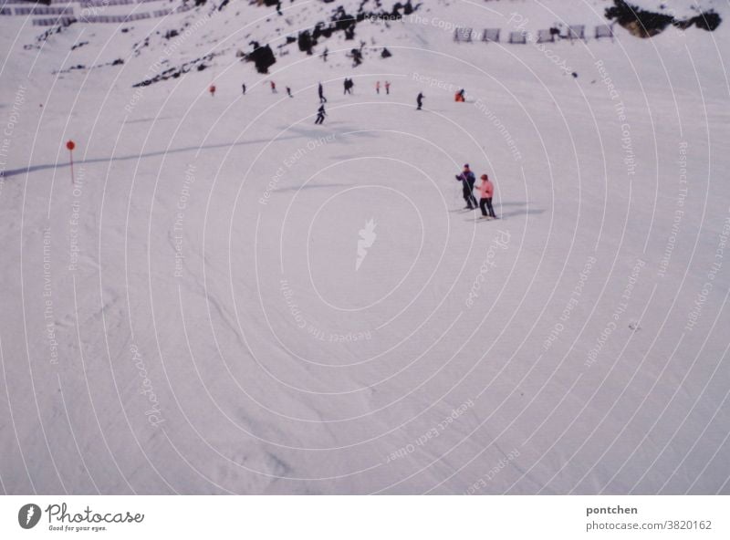 Blick vom Skilift-Skifahrer auf skipiste Skifahren winter wintersport schnee berge urlaub spaß Berge u. Gebirge Alpen Skier Schneebedeckte Gipfel Menschen