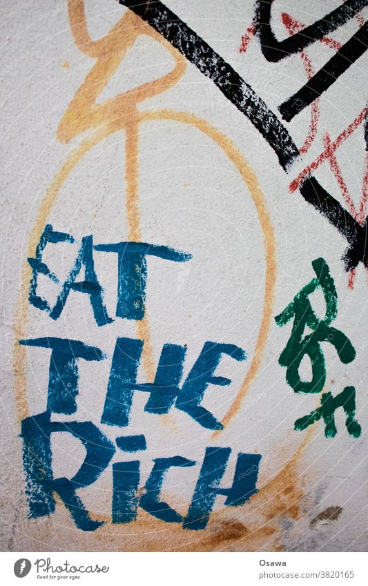 EAT THE RiCH eat the rich Graffiti Text Schrift Schriftzeichen Buchstaben Typographie Wort Wand Mitteilung Aufforderung Parole Spruch Slogan Sprache Nahaufnahme