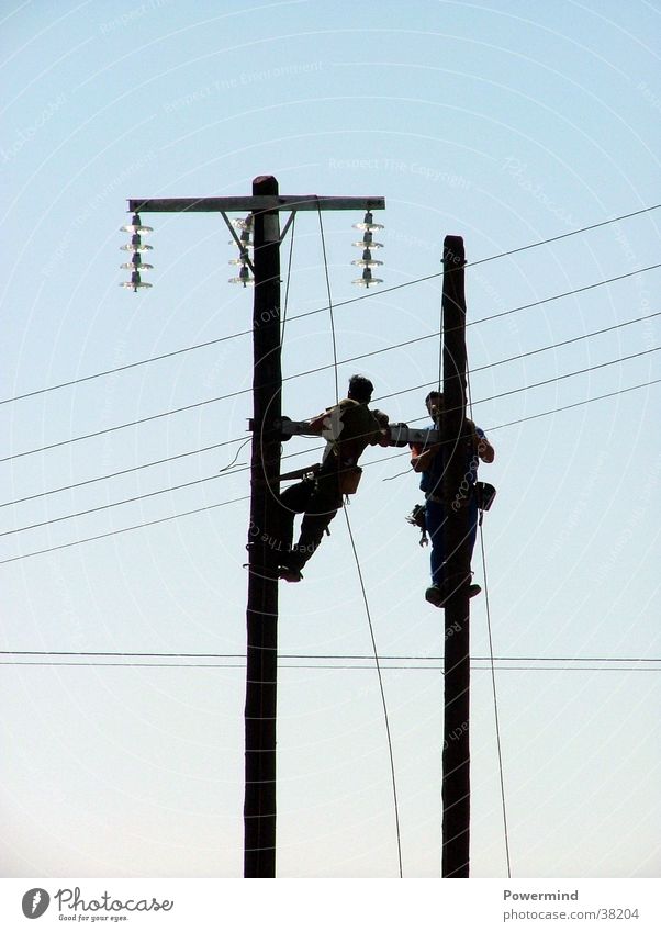 Let`s connect! Stromausfall Reparatur Elektrisches Gerät Technik & Technologie 2 Männer hoch Leitungen legen