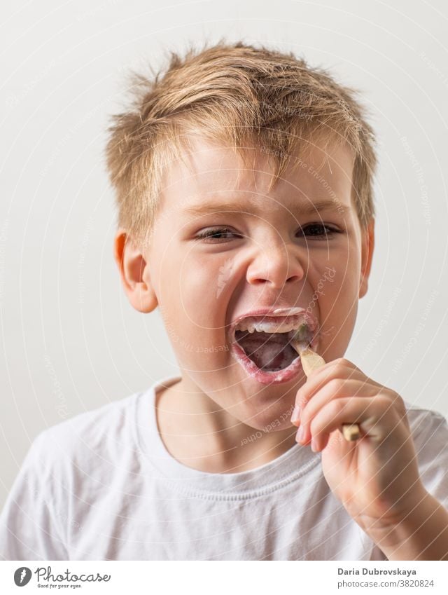 Junge beim Zähneputzen mit Bambuszahnbürste mündlich Gesundheit Zahncreme Mund Lifestyle Porträt Kindheit Ausdruck Gesundheitswesen niedlich Schutz jung Pflege