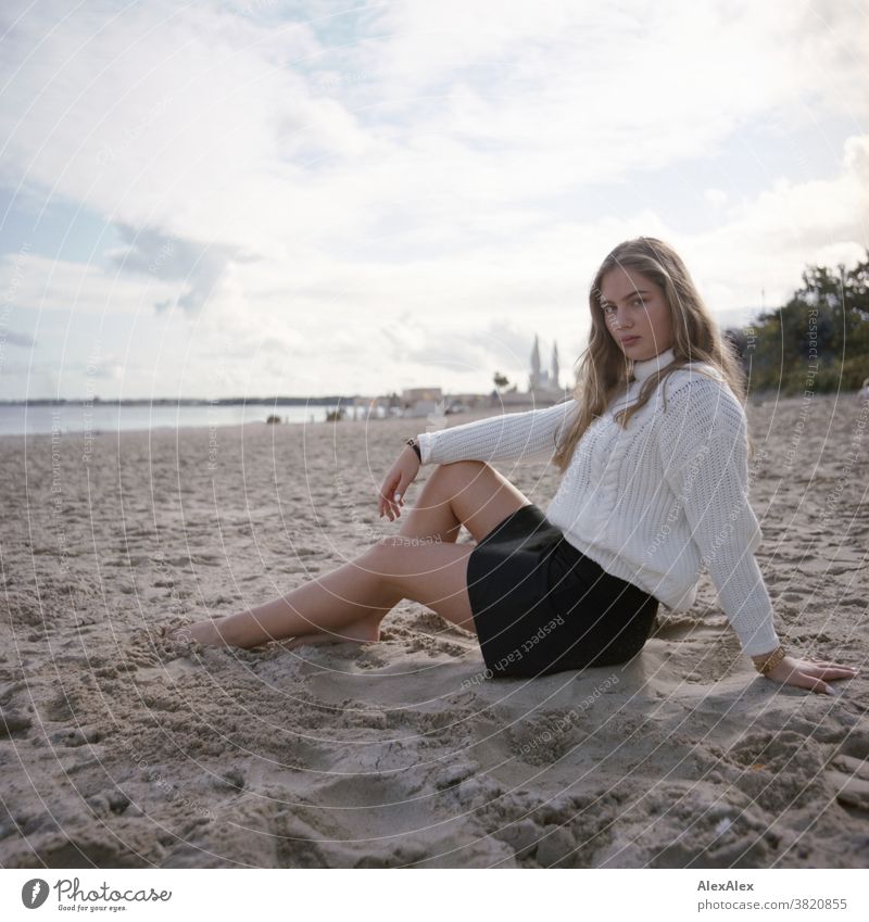 Blondes Mädchen am Ostseestrand Landschaft Strand intensiv jugendlich freundlich Natur weiblich einzigartig außergewöhnlich natürliches Licht