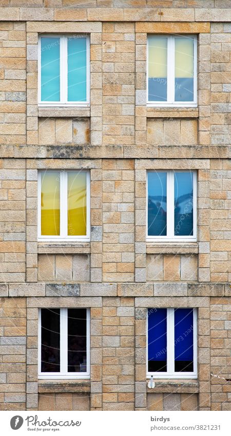 Bunte Fenster in einer Hausfassade aus Naturstein, formatfüllend Fassade bunte Fenster Sandstein Sandsteinhaus positiv authentisch 6 Fenster Wohnhaus Gebäude